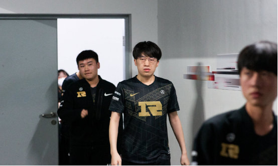 崔康熙再度缺席赛后发布会！助教向球迷致歉后离场 未给提问机会