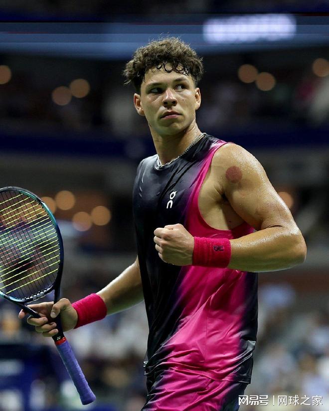 使得他不仅 使得他不仅